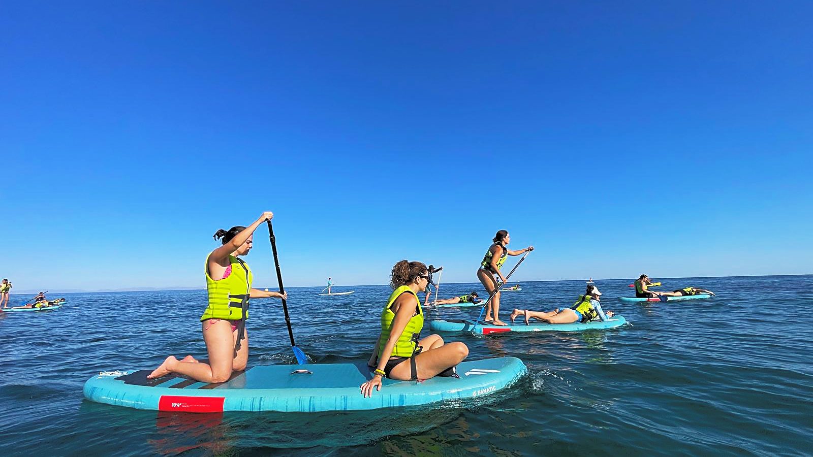 Grupo de participantes en la playa de Roquetas de Mar al final de una jornada de la Semana de la Posidonia.