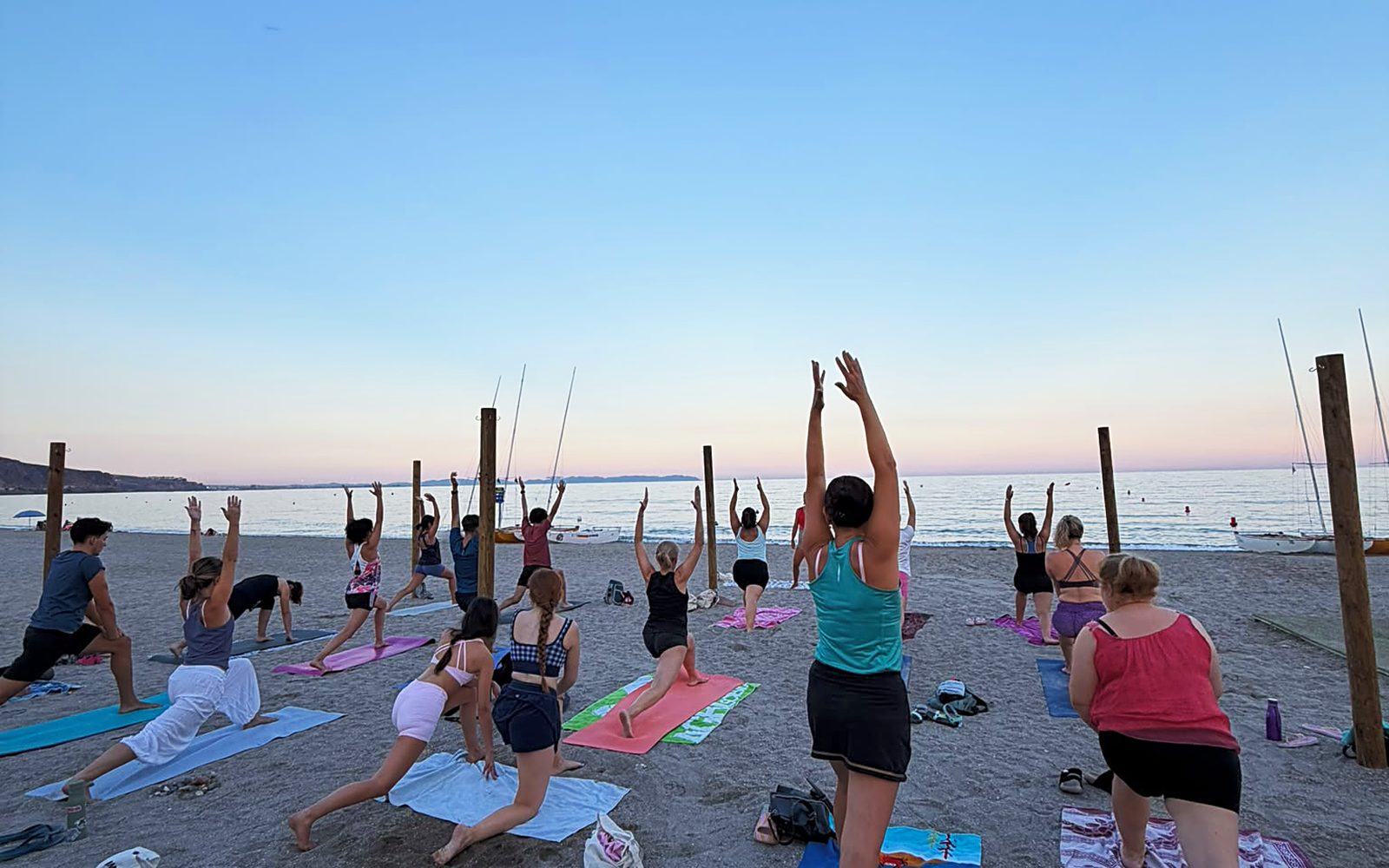 Yoga al atardecer en la playa: respirar frente al mar — imagen 1