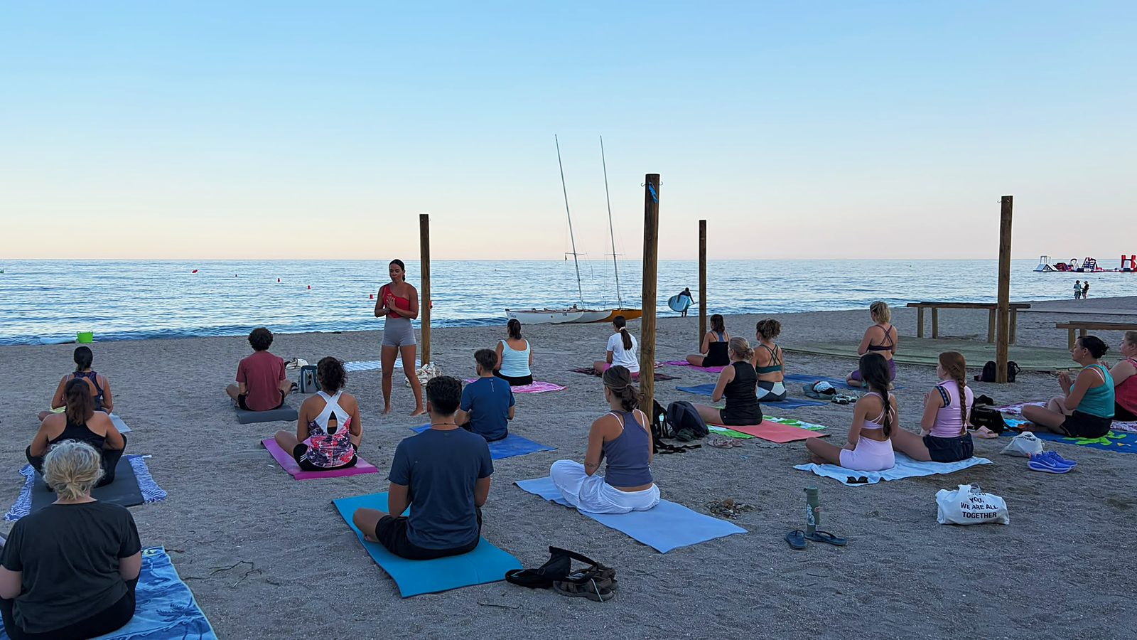 Yoga al atardecer en la playa: respirar frente al mar